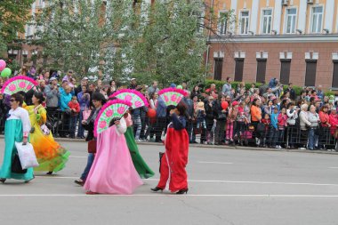 Irkutsk 'ta, Pazar günü, Haziran' ın başında, şehir günü kutlanır. 2014 'te, 7 Haziran' dı. Sabah bir geçit töreni var. Tatile okullar, üniversiteler, ticari firmalar ve kamu kuruluşları da katılıyor..