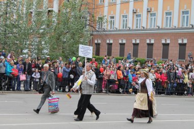 Irkutsk 'ta, Pazar günü, Haziran' ın başında, şehir günü kutlanır. 2014 'te, 7 Haziran' dı. Sabah bir geçit töreni var. Tatile okullar, üniversiteler, ticari firmalar ve kamu kuruluşları da katılıyor..