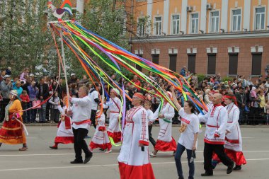 Irkutsk 'ta, Pazar günü, Haziran' ın başında, şehir günü kutlanır. 2014 'te, 7 Haziran' dı. Sabah bir geçit töreni var. Tatile okullar, üniversiteler, ticari firmalar ve kamu kuruluşları da katılıyor..