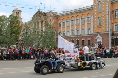 Irkutsk 'ta, Pazar günü, Haziran' ın başında, şehir günü kutlanır. 2014 'te, 7 Haziran' dı. Sabah bir geçit töreni var. Tatile okullar, üniversiteler, ticari firmalar ve kamu kuruluşları da katılıyor..