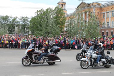 Irkutsk 'ta, Pazar günü, Haziran' ın başında, şehir günü kutlanır. 2014 'te, 7 Haziran' dı. Sabah bir geçit töreni var. Tatile okullar, üniversiteler, ticari firmalar ve kamu kuruluşları da katılıyor..