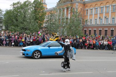 Irkutsk 'ta, Pazar günü, Haziran' ın başında, şehir günü kutlanır. 2014 'te, 7 Haziran' dı. Sabah bir geçit töreni var. Tatile okullar, üniversiteler, ticari firmalar ve kamu kuruluşları da katılıyor..