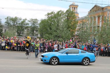 Irkutsk 'ta, Pazar günü, Haziran' ın başında, şehir günü kutlanır. 2014 'te, 7 Haziran' dı. Sabah bir geçit töreni var. Tatile okullar, üniversiteler, ticari firmalar ve kamu kuruluşları da katılıyor..