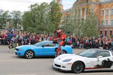 Irkutsk 'ta, Pazar günü, Haziran' ın başında, şehir günü kutlanır. 2014 'te, 7 Haziran' dı. Sabah bir geçit töreni var. Tatile okullar, üniversiteler, ticari firmalar ve kamu kuruluşları da katılıyor..
