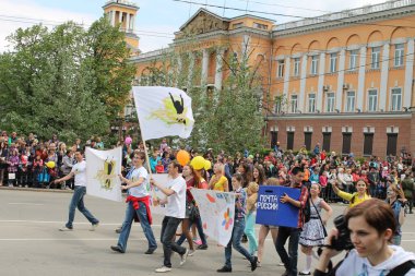 Irkutsk 'ta, Pazar günü, Haziran' ın başında, şehir günü kutlanır. 2014 'te, 7 Haziran' dı. Sabah bir geçit töreni var. Tatile okullar, üniversiteler, ticari firmalar ve kamu kuruluşları da katılıyor..