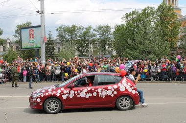 Irkutsk 'ta, Pazar günü, Haziran' ın başında, şehir günü kutlanır. 2014 'te, 7 Haziran' dı. Sabah bir geçit töreni var. Tatile okullar, üniversiteler, ticari firmalar ve kamu kuruluşları da katılıyor..