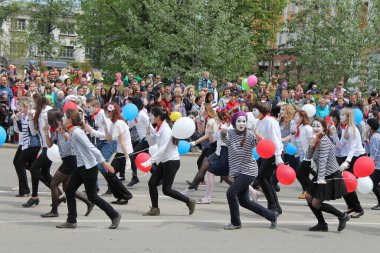 Irkutsk 'ta, Pazar günü, Haziran' ın başında, şehir günü kutlanır. 2014 'te, 7 Haziran' dı. Sabah bir geçit töreni var. Tatile okullar, üniversiteler, ticari firmalar ve kamu kuruluşları da katılıyor..