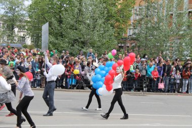 Irkutsk 'ta, Pazar günü, Haziran' ın başında, şehir günü kutlanır. 2014 'te, 7 Haziran' dı. Sabah bir geçit töreni var. Tatile okullar, üniversiteler, ticari firmalar ve kamu kuruluşları da katılıyor..
