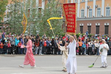 Irkutsk 'ta, Pazar günü, Haziran' ın başında, şehir günü kutlanır. 2014 'te, 7 Haziran' dı. Sabah bir geçit töreni var. Tatile okullar, üniversiteler, ticari firmalar ve kamu kuruluşları da katılıyor..