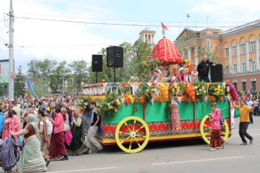 Irkutsk 'ta, Pazar günü, Haziran' ın başında, şehir günü kutlanır. 2014 'te, 7 Haziran' dı. Sabah bir geçit töreni var. Tatile okullar, üniversiteler, ticari firmalar ve kamu kuruluşları da katılıyor..