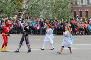 Irkutsk 'ta, Pazar günü, Haziran' ın başında, şehir günü kutlanır. 2014 'te, 7 Haziran' dı. Sabah bir geçit töreni var. Tatile okullar, üniversiteler, ticari firmalar ve kamu kuruluşları da katılıyor..