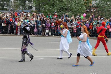 Irkutsk 'ta, Pazar günü, Haziran' ın başında, şehir günü kutlanır. 2014 'te, 7 Haziran' dı. Sabah bir geçit töreni var. Tatile okullar, üniversiteler, ticari firmalar ve kamu kuruluşları da katılıyor..