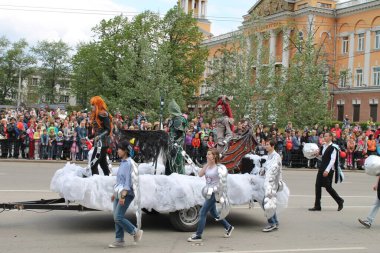 Irkutsk 'ta, Pazar günü, Haziran' ın başında, şehir günü kutlanır. 2014 'te, 7 Haziran' dı. Sabah bir geçit töreni var. Tatile okullar, üniversiteler, ticari firmalar ve kamu kuruluşları da katılıyor..