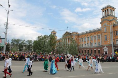 Irkutsk 'ta, Pazar günü, Haziran' ın başında, şehir günü kutlanır. 2014 'te, 7 Haziran' dı. Sabah bir geçit töreni var. Tatile okullar, üniversiteler, ticari firmalar ve kamu kuruluşları da katılıyor..