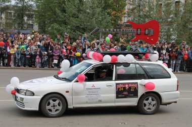 Irkutsk 'ta, Pazar günü, Haziran' ın başında, şehir günü kutlanır. 2014 'te, 7 Haziran' dı. Sabah bir geçit töreni var. Tatile okullar, üniversiteler, ticari firmalar ve kamu kuruluşları da katılıyor..