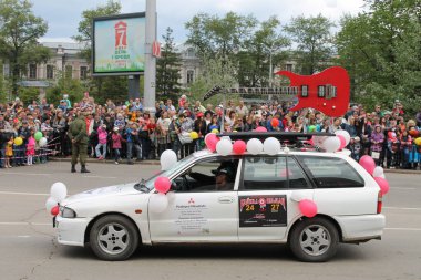 Irkutsk 'ta, Pazar günü, Haziran' ın başında, şehir günü kutlanır. 2014 'te, 7 Haziran' dı. Sabah bir geçit töreni var. Tatile okullar, üniversiteler, ticari firmalar ve kamu kuruluşları da katılıyor..