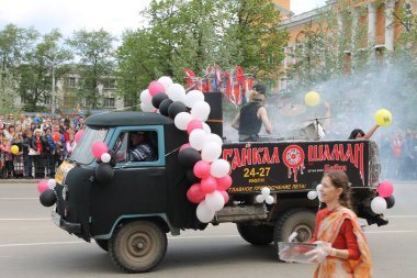 Irkutsk 'ta, Pazar günü, Haziran' ın başında, şehir günü kutlanır. 2014 'te, 7 Haziran' dı. Sabah bir geçit töreni var. Tatile okullar, üniversiteler, ticari firmalar ve kamu kuruluşları da katılıyor..