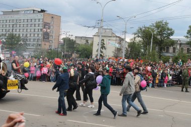 Irkutsk 'ta, Pazar günü, Haziran' ın başında, şehir günü kutlanır. 2014 'te, 7 Haziran' dı. Sabah bir geçit töreni var. Tatile okullar, üniversiteler, ticari firmalar ve kamu kuruluşları da katılıyor..