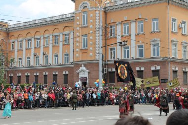 Irkutsk 'ta, Pazar günü, Haziran' ın başında, şehir günü kutlanır. 2014 'te, 7 Haziran' dı. Sabah bir geçit töreni var. Tatile okullar, üniversiteler, ticari firmalar ve kamu kuruluşları da katılıyor..