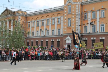 Irkutsk 'ta, Pazar günü, Haziran' ın başında, şehir günü kutlanır. 2014 'te, 7 Haziran' dı. Sabah bir geçit töreni var. Tatile okullar, üniversiteler, ticari firmalar ve kamu kuruluşları da katılıyor..