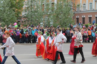 Irkutsk 'ta, Pazar günü, Haziran' ın başında, şehir günü kutlanır. 2014 'te, 7 Haziran' dı. Sabah bir geçit töreni var. Tatile okullar, üniversiteler, ticari firmalar ve kamu kuruluşları da katılıyor..