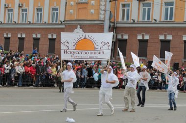Irkutsk 'ta, Pazar günü, Haziran' ın başında, şehir günü kutlanır. 2014 'te, 7 Haziran' dı. Sabah bir geçit töreni var. Tatile okullar, üniversiteler, ticari firmalar ve kamu kuruluşları da katılıyor..
