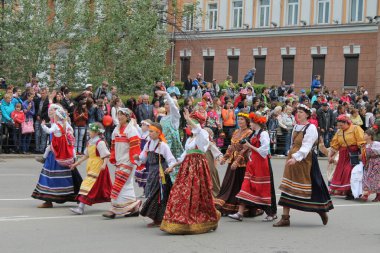 Irkutsk 'ta, Pazar günü, Haziran' ın başında, şehir günü kutlanır. 2014 'te, 7 Haziran' dı. Sabah bir geçit töreni var. Tatile okullar, üniversiteler, ticari firmalar ve kamu kuruluşları da katılıyor..