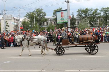 Irkutsk 'ta, Pazar günü, Haziran' ın başında, şehir günü kutlanır. 2014 'te, 7 Haziran' dı. Sabah bir geçit töreni var. Tatile okullar, üniversiteler, ticari firmalar ve kamu kuruluşları da katılıyor..