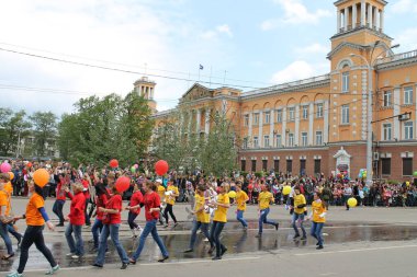 Irkutsk 'ta, Pazar günü, Haziran' ın başında, şehir günü kutlanır. 2014 'te, 7 Haziran' dı. Sabah bir geçit töreni var. Tatile okullar, üniversiteler, ticari firmalar ve kamu kuruluşları da katılıyor..