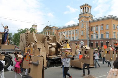 Irkutsk 'ta, Pazar günü, Haziran' ın başında, şehir günü kutlanır. 2014 'te, 7 Haziran' dı. Sabah bir geçit töreni var. Tatile okullar, üniversiteler, ticari firmalar ve kamu kuruluşları da katılıyor..