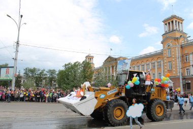 Irkutsk 'ta, Pazar günü, Haziran' ın başında, şehir günü kutlanır. 2014 'te, 7 Haziran' dı. Sabah bir geçit töreni var. Tatile okullar, üniversiteler, ticari firmalar ve kamu kuruluşları da katılıyor..