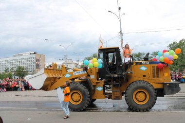 Irkutsk 'ta, Pazar günü, Haziran' ın başında, şehir günü kutlanır. 2014 'te, 7 Haziran' dı. Sabah bir geçit töreni var. Tatile okullar, üniversiteler, ticari firmalar ve kamu kuruluşları da katılıyor..