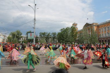 Irkutsk 'ta, Pazar günü, Haziran' ın başında, şehir günü kutlanır. 2014 'te, 7 Haziran' dı. Sabah bir geçit töreni var. Tatile okullar, üniversiteler, ticari firmalar ve kamu kuruluşları da katılıyor..