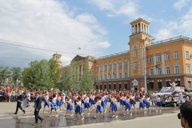 Irkutsk 'ta, Pazar günü, Haziran' ın başında, şehir günü kutlanır. 2014 'te, 7 Haziran' dı. Sabah bir geçit töreni var. Tatile okullar, üniversiteler, ticari firmalar ve kamu kuruluşları da katılıyor..