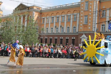 Irkutsk 'ta, Pazar günü, Haziran' ın başında, şehir günü kutlanır. 2014 'te, 7 Haziran' dı. Sabah bir geçit töreni var. Tatile okullar, üniversiteler, ticari firmalar ve kamu kuruluşları da katılıyor..