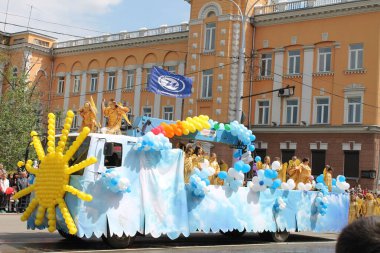 Irkutsk 'ta, Pazar günü, Haziran' ın başında, şehir günü kutlanır. 2014 'te, 7 Haziran' dı. Sabah bir geçit töreni var. Tatile okullar, üniversiteler, ticari firmalar ve kamu kuruluşları da katılıyor..
