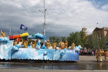 Irkutsk 'ta, Pazar günü, Haziran' ın başında, şehir günü kutlanır. 2014 'te, 7 Haziran' dı. Sabah bir geçit töreni var. Tatile okullar, üniversiteler, ticari firmalar ve kamu kuruluşları da katılıyor..