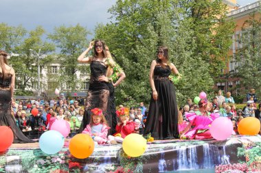 Irkutsk 'ta, Pazar günü, Haziran' ın başında, şehir günü kutlanır. 2014 'te, 7 Haziran' dı. Sabah bir geçit töreni var. Tatile okullar, üniversiteler, ticari firmalar ve kamu kuruluşları da katılıyor..