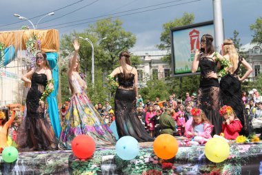 Irkutsk 'ta, Pazar günü, Haziran' ın başında, şehir günü kutlanır. 2014 'te, 7 Haziran' dı. Sabah bir geçit töreni var. Tatile okullar, üniversiteler, ticari firmalar ve kamu kuruluşları da katılıyor..