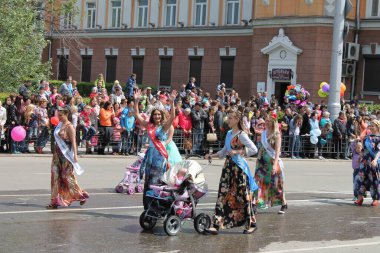 Irkutsk 'ta, Pazar günü, Haziran' ın başında, şehir günü kutlanır. 2014 'te, 7 Haziran' dı. Sabah bir geçit töreni var. Tatile okullar, üniversiteler, ticari firmalar ve kamu kuruluşları da katılıyor..