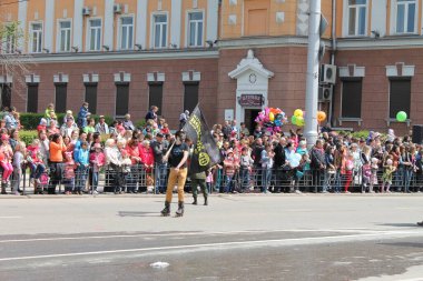 Irkutsk 'ta, Pazar günü, Haziran' ın başında, şehir günü kutlanır. 2014 'te, 7 Haziran' dı. Sabah bir geçit töreni var. Tatile okullar, üniversiteler, ticari firmalar ve kamu kuruluşları da katılıyor..