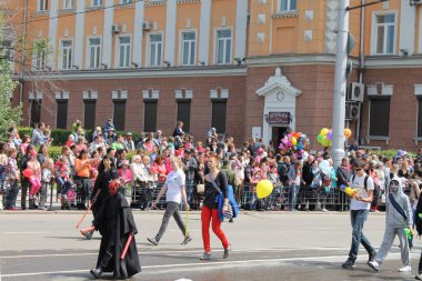 Irkutsk 'ta, Pazar günü, Haziran' ın başında, şehir günü kutlanır. 2014 'te, 7 Haziran' dı. Sabah bir geçit töreni var. Tatile okullar, üniversiteler, ticari firmalar ve kamu kuruluşları da katılıyor..