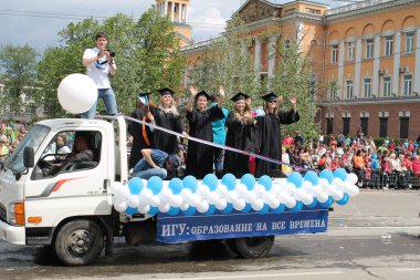 Irkutsk 'ta, Pazar günü, Haziran' ın başında, şehir günü kutlanır. 2014 'te, 7 Haziran' dı. Sabah bir geçit töreni var. Tatile okullar, üniversiteler, ticari firmalar ve kamu kuruluşları da katılıyor..