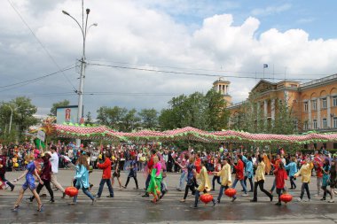 Irkutsk 'ta, Pazar günü, Haziran' ın başında, şehir günü kutlanır. 2014 'te, 7 Haziran' dı. Sabah bir geçit töreni var. Tatile okullar, üniversiteler, ticari firmalar ve kamu kuruluşları da katılıyor..
