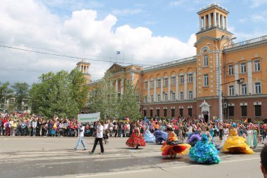 Irkutsk 'ta, Pazar günü, Haziran' ın başında, şehir günü kutlanır. 2014 'te, 7 Haziran' dı. Sabah bir geçit töreni var. Tatile okullar, üniversiteler, ticari firmalar ve kamu kuruluşları da katılıyor..