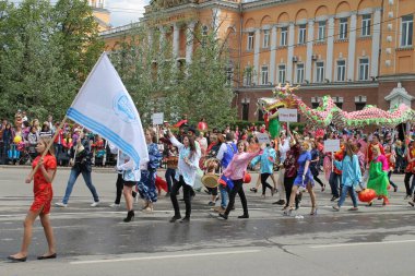 Irkutsk 'ta, Pazar günü, Haziran' ın başında, şehir günü kutlanır. 2014 'te, 7 Haziran' dı. Sabah bir geçit töreni var. Tatile okullar, üniversiteler, ticari firmalar ve kamu kuruluşları da katılıyor..