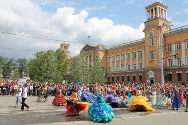 Irkutsk 'ta, Pazar günü, Haziran' ın başında, şehir günü kutlanır. 2014 'te, 7 Haziran' dı. Sabah bir geçit töreni var. Tatile okullar, üniversiteler, ticari firmalar ve kamu kuruluşları da katılıyor..