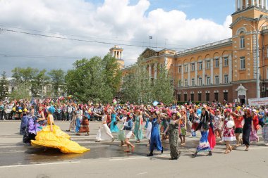 Irkutsk 'ta, Pazar günü, Haziran' ın başında, şehir günü kutlanır. 2014 'te, 7 Haziran' dı. Sabah bir geçit töreni var. Tatile okullar, üniversiteler, ticari firmalar ve kamu kuruluşları da katılıyor..