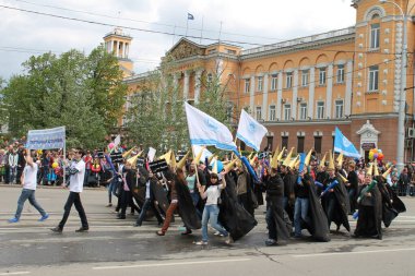 Irkutsk 'ta, Pazar günü, Haziran' ın başında, şehir günü kutlanır. 2014 'te, 7 Haziran' dı. Sabah bir geçit töreni var. Tatile okullar, üniversiteler, ticari firmalar ve kamu kuruluşları da katılıyor..