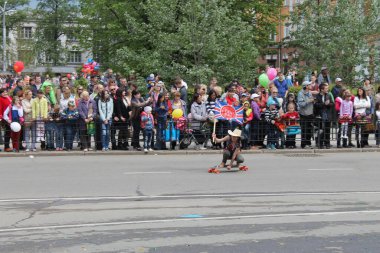 Irkutsk 'ta, Pazar günü, Haziran' ın başında, şehir günü kutlanır. 2014 'te, 7 Haziran' dı. Sabah bir geçit töreni var. Tatile okullar, üniversiteler, ticari firmalar ve kamu kuruluşları da katılıyor..